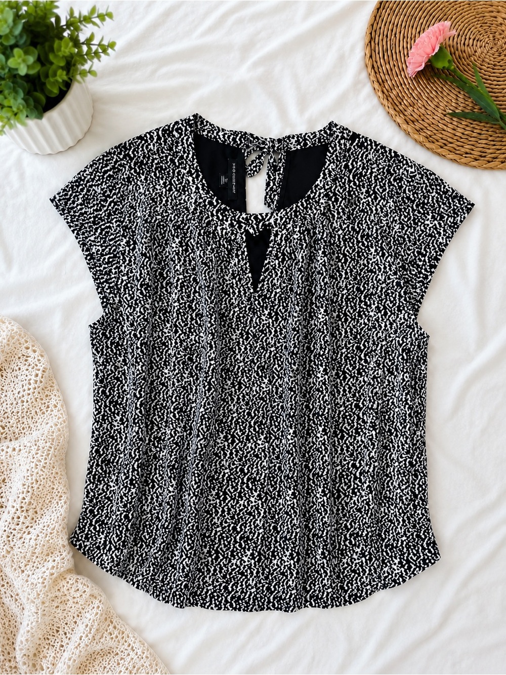 🖤🤍Fortune + Ivy Black White Abstract Print Keyhole Blouse Medium🖤🤍